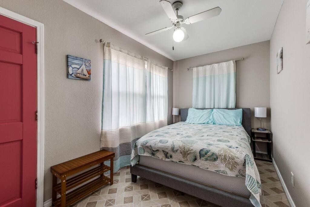Cozy Sea Breeze Bungalow - 2 Mins To The Beach Galveston Exterior photo